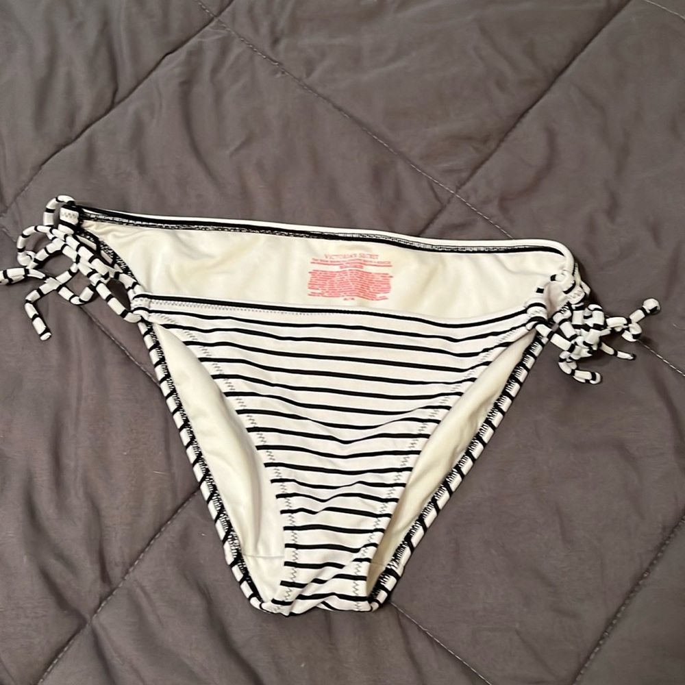Victoria’s Secret the bow bikini size medium string, side adjustable